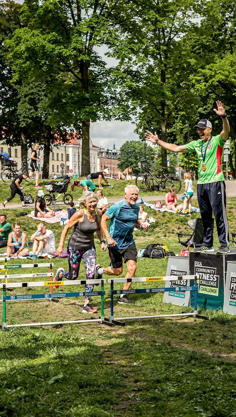 Veselīgas ēdienreizes sastāvdaļas uz galda, veidojot sabalansētu uzturu.